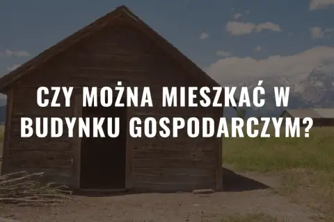 Drewniany budynek gospodarczy na tle gór i łąki.