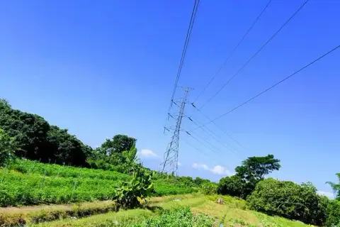 Ile wynosi odszkodowanie za słupy energetyczne na działce? Sprawdź!