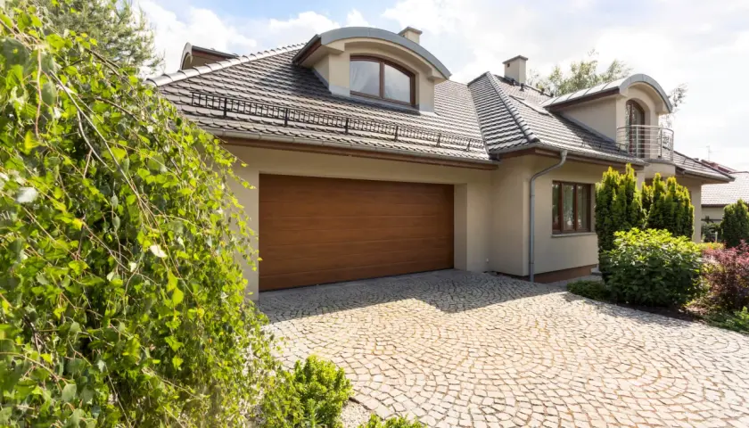 Garaż w bryle budynku czy osobno? Poznaj kluczowe różnice i zalety
